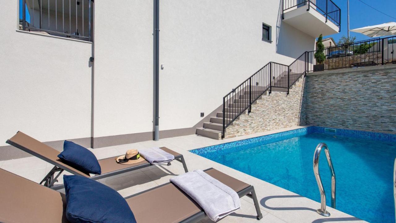 Apartments Villa Frankola With Swimming Pool ツリクヴェニツァ エクステリア 写真